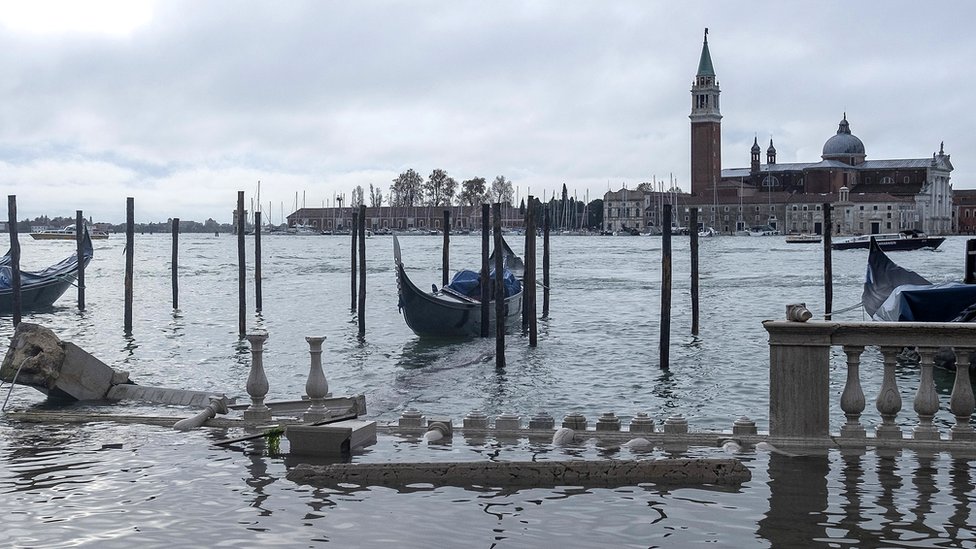Ветер и паводок повредили мраморные колонны Рива дельи Скьявони в Венеции, 13 ноября 2019 г.