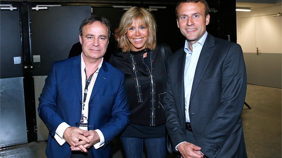 ماكرون وزوجته مع المؤلف فابيان لوكووفر في باريس عام 2016