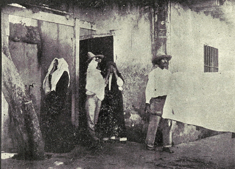 Una víctima de la peste es sacada de su casa en Mazatlán en una camilla especial.