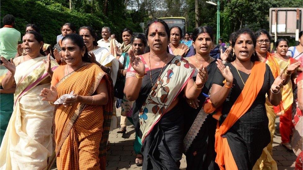 Индуистские женщины-преданные и активистки выкрикивают лозунги, восхваляющие индуистского бога Айяпу во время протеста против вердикта Верховного суда, отменяющего запрет на вход женщин в храм Сабаримала.