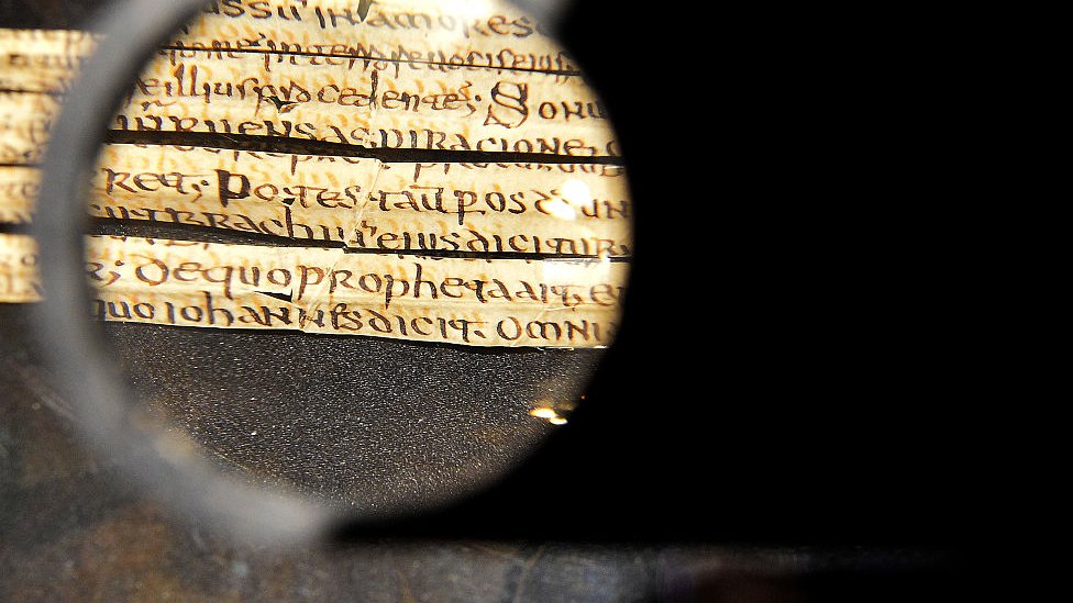 Su devoción por los libros quedó registrada, aunque su biblioteca desapareció. libros del siglo VIII