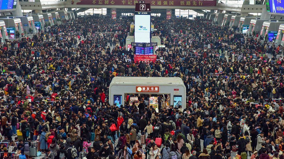 Aglomeración de cientos de personas en una estación de trenes en China
