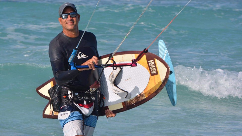Elián López haciendo kite surf