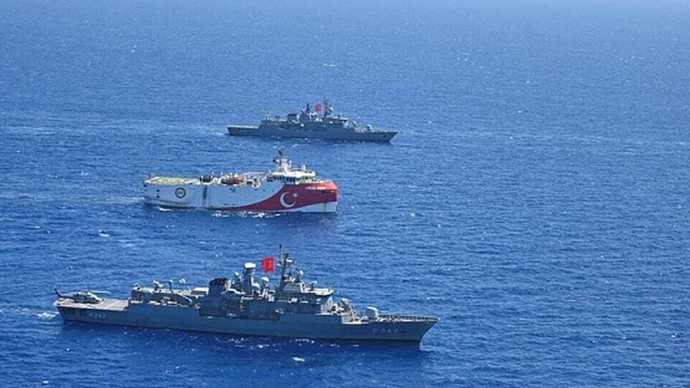 Doğu Akdeniz'de görev yapan sismik araştırma gemisi Oruç Reis'e Türk savaş gemileri eşlik ediyor
