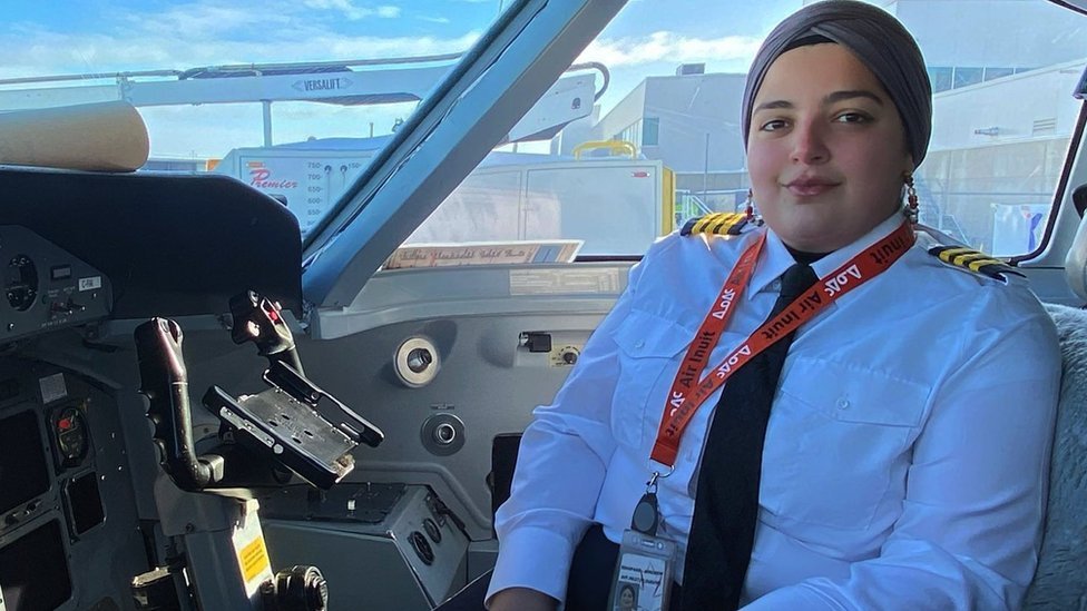 نور الطيارة داخل قمرة القيادة