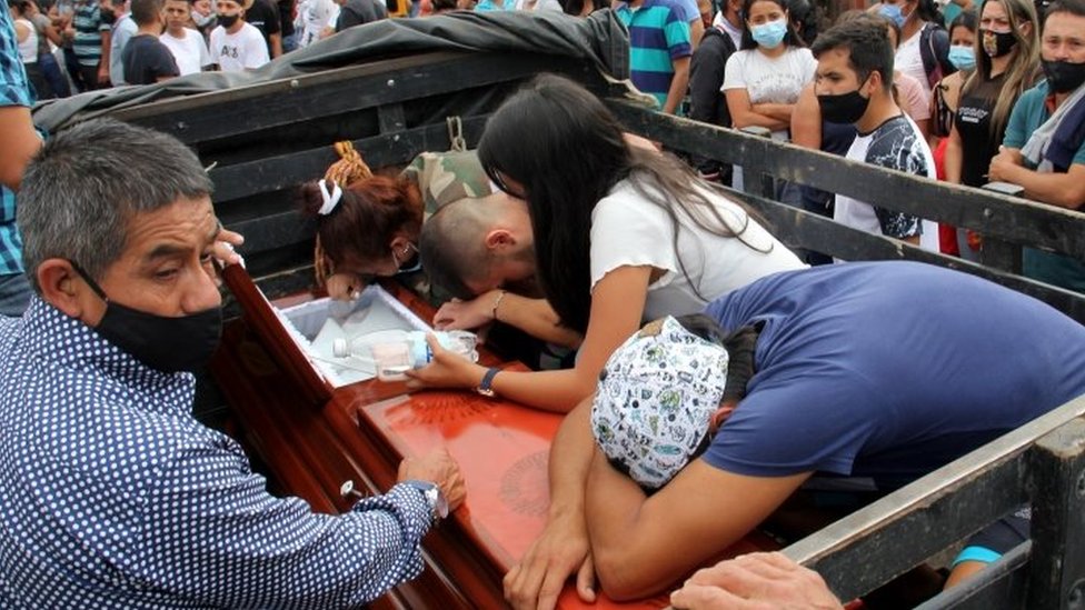 Члены семьи прощаются с одной из жертв убийства восьми человек в Саманьего, Колумбия, 16 августа 2020 года.