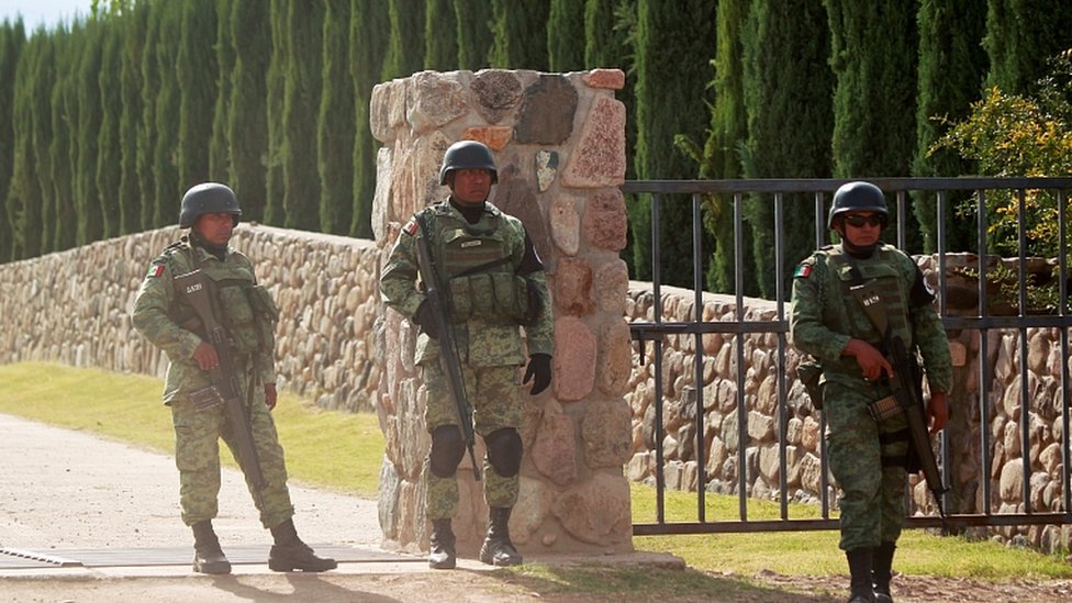 Солдаты несут вахту за пределами владений американских мормонов мексиканского происхождения, погибших в Бависпе, в Ла Мора, штат Сонора, Мексика 6 ноября 2019 г.