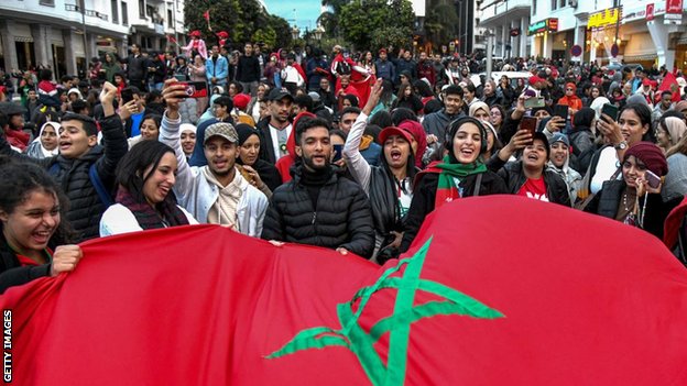 احتفل المغاربة بفوز فريقهم في العاصمة الرباط