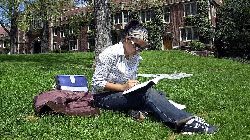 Cada provincia de Canadá tiene su sistema educativo regional, y existe muy poca intervención a nivel federal. Una estudiante universitaria en Canadá