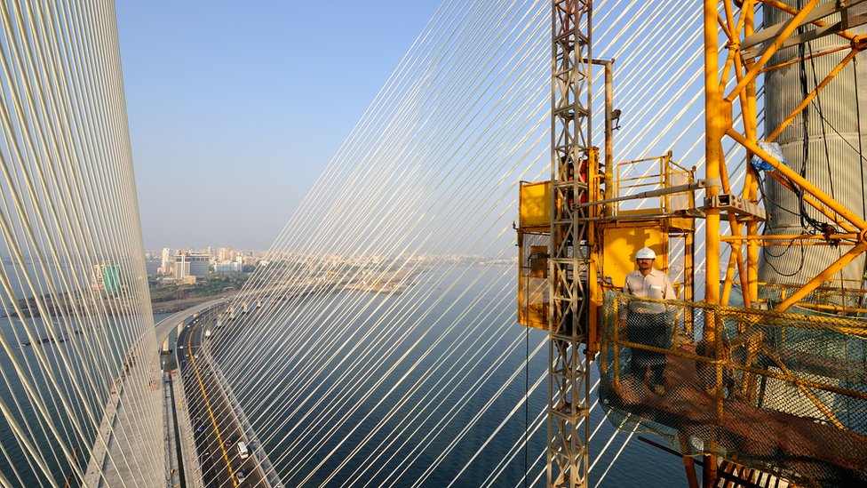 Проект Морского соединения Раджива Ганди в Мумбаи. Проект морского соединения Раджива Ганди, также известный как морской канал Бандра Ворли (BWSL), представляет собой вантовый мост, соединяющий районы Бандра и Ворли в Мумбаи 14 апреля 2010 года в Мумбаи, Индия