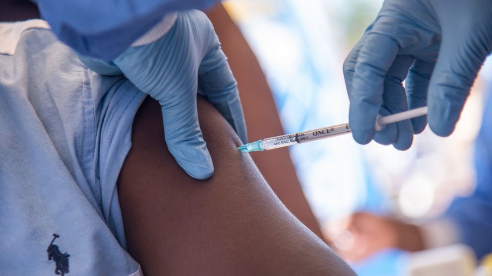 Vaksinasi perawat dari WHO di Mbandaka