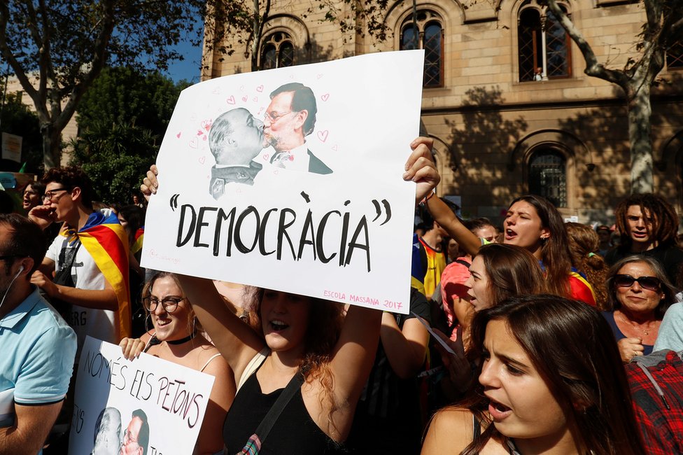 Un poster en Barcelona con la imagen del dictador Francisco Franco besando a Rajoy. Manifestantes independentistas en Barcelona.