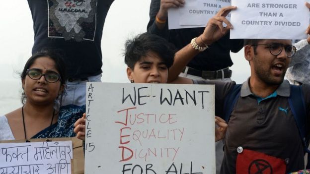 27 yaşında veteriner bir kadının tecavüz edilerek öldürülmesi ardından Mumbai'de gösteriler yapıldı