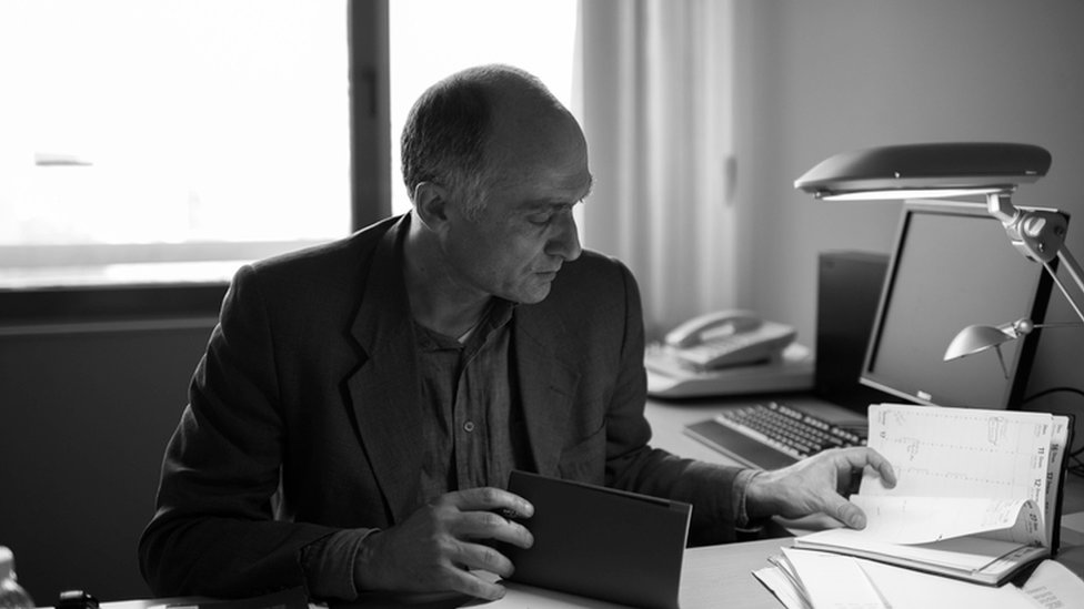 Josep María Esquirol en su escritorio.