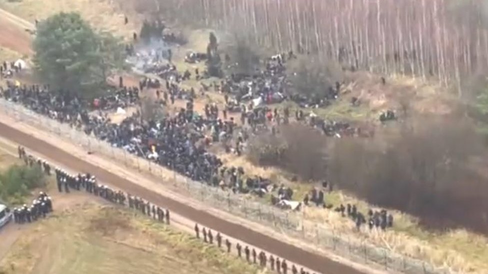 Imágenes aéreas mostraron a cientos de migrantes reunidos en el lado bielorruso de la frontera.
