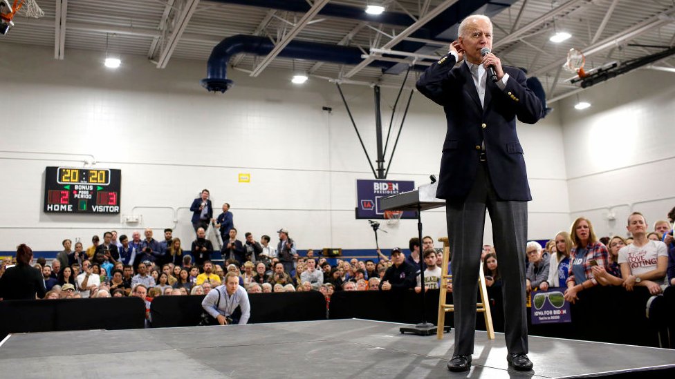 Кандидат в президенты от Демократической партии, бывший вице-президент Джо Байден выступает во время предвыборной кампании в средней школе Hiatt 2 февраля 2020 года в Де-Мойне, штат Айова.