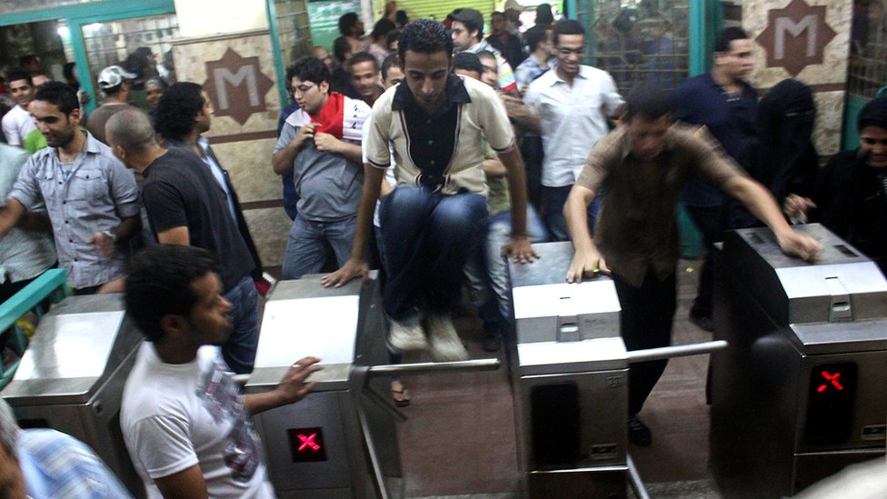 مصريون يففزون على حواجز محطات المترو رافضين دفع التعرفة الجديدة