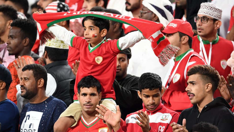 المشجعون العمانيون اثناء مباراة منتخبهم أمام إيران