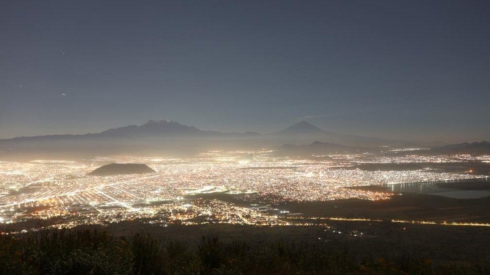 Arau destaca que el publicar fotos en redes sociales le ha permitido conocer a colegas, clientes y estar en contacto con la gente. (Foto: Santiago Arau) La vista de Ciudad de México desde las montañas cercanas Foto: Santiago Arau