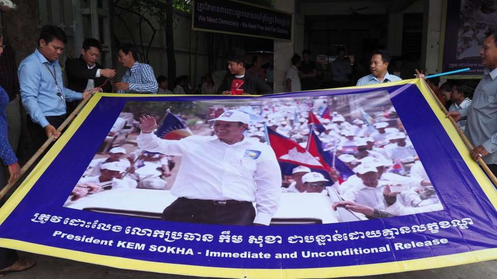 Сторонники готовят плакат с призывом освободить президента CNRP Кема Соха