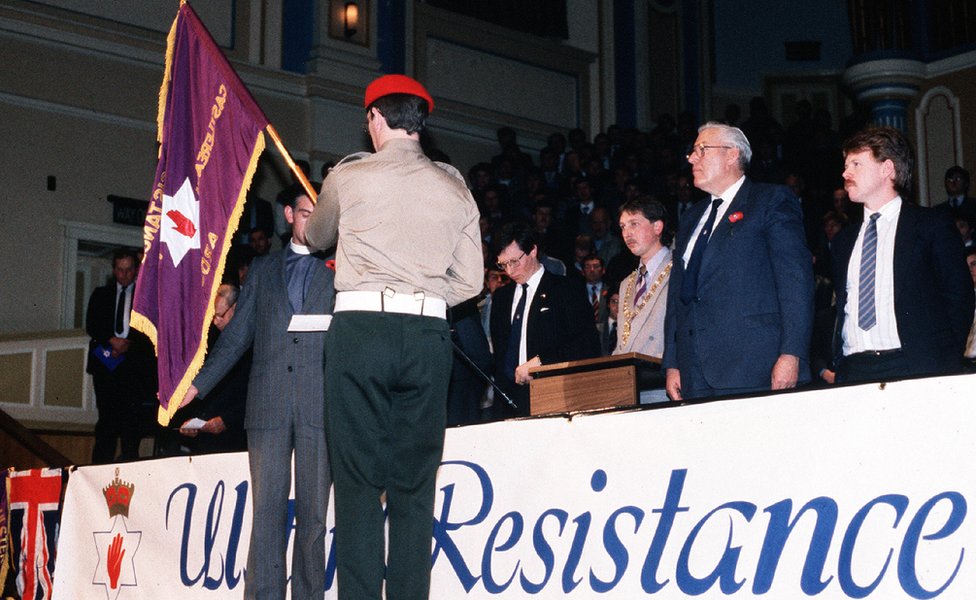 Организация «Ольстерское сопротивление» была запущена в Ольстер-холле в Белфасте в 1986 году
