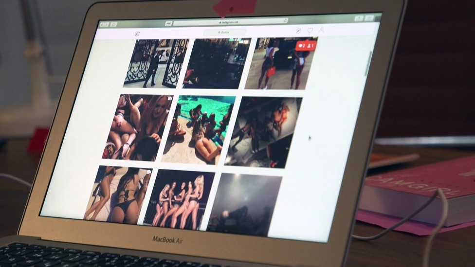 Una captura de pantalla con fotos de mujeres casi desnudas.