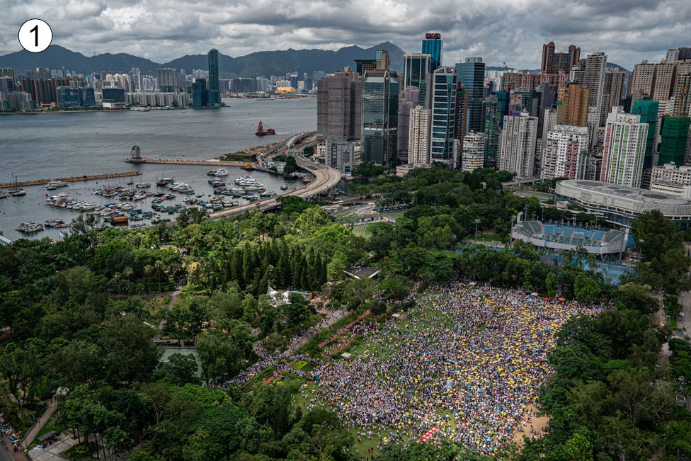 На этой потрясающей панораме Гонконга с видом на парк Виктория видны сотни, если не тысячи людей, готовящихся к маршу утром или днем.