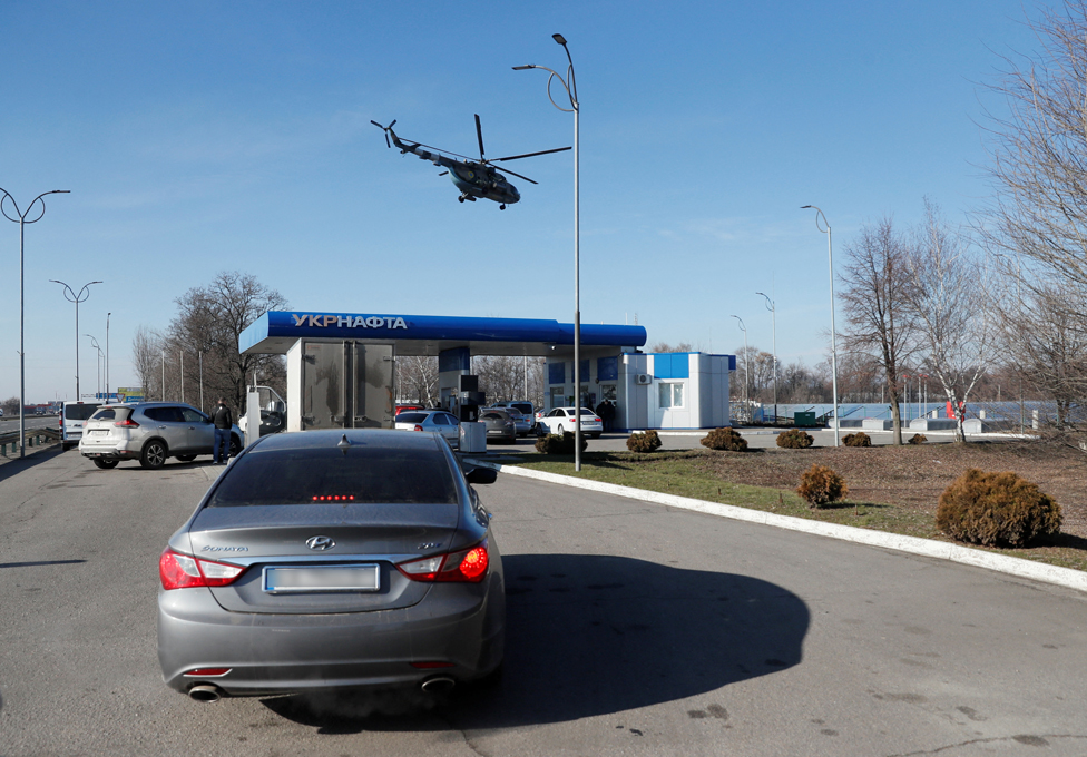 Un helicóptero militar ucraniano sobrevuela una estación de gasolina afuera de la ciudad de Dnipró, en el este del país. (24 de febrero)