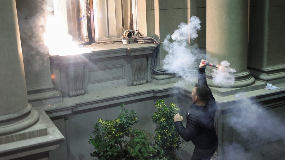 Izbori u Srbiji 2023: Opozicija pokušala da zauzme Skupštinu grada Beograda, uhapšeno blizu 40 ljudi, povređeni i policajci i demonstranti 3 srbija protiv nasilja, protest