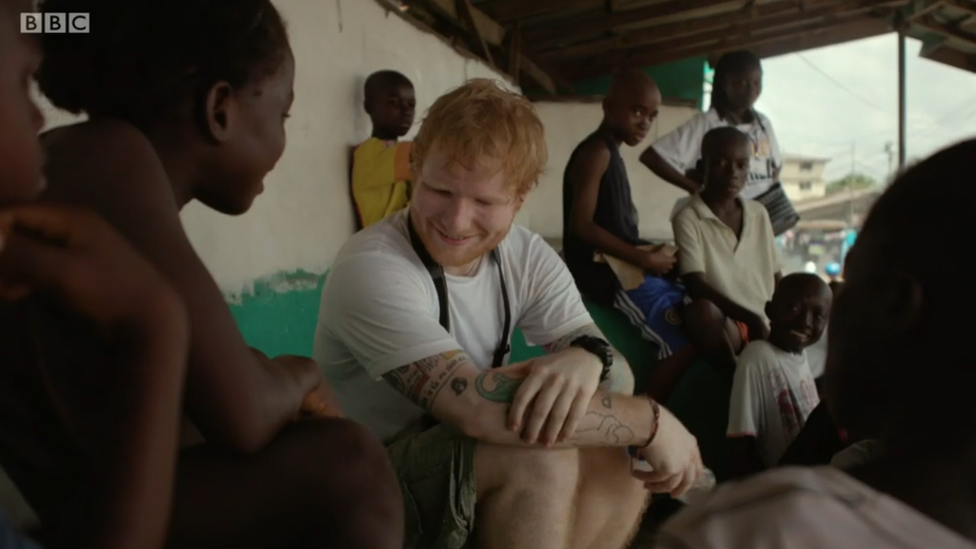Ed Sheeran visitó Liberia como parte de una campaña de la asociación benéfica Comic Relief. Ed Sheeran y Peaches