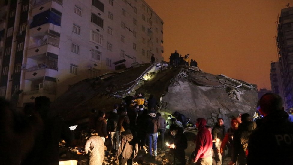 أشخاص يبحثون بين الأنقاض عن ضحايا ومصابين في مدينة ديار بكر التركية، 6 فبراير 2023