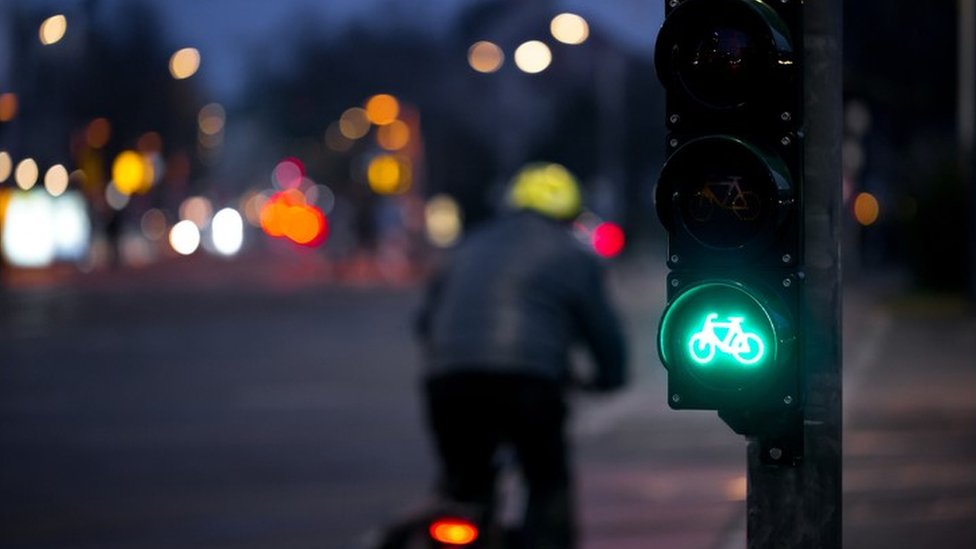 Велосипедист на зеленом светофоре