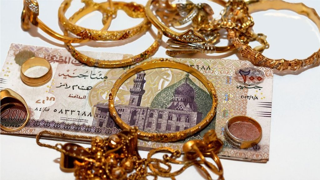 حلي ذهبية وعملات ورقية مصرية من فئة 200 جنيه