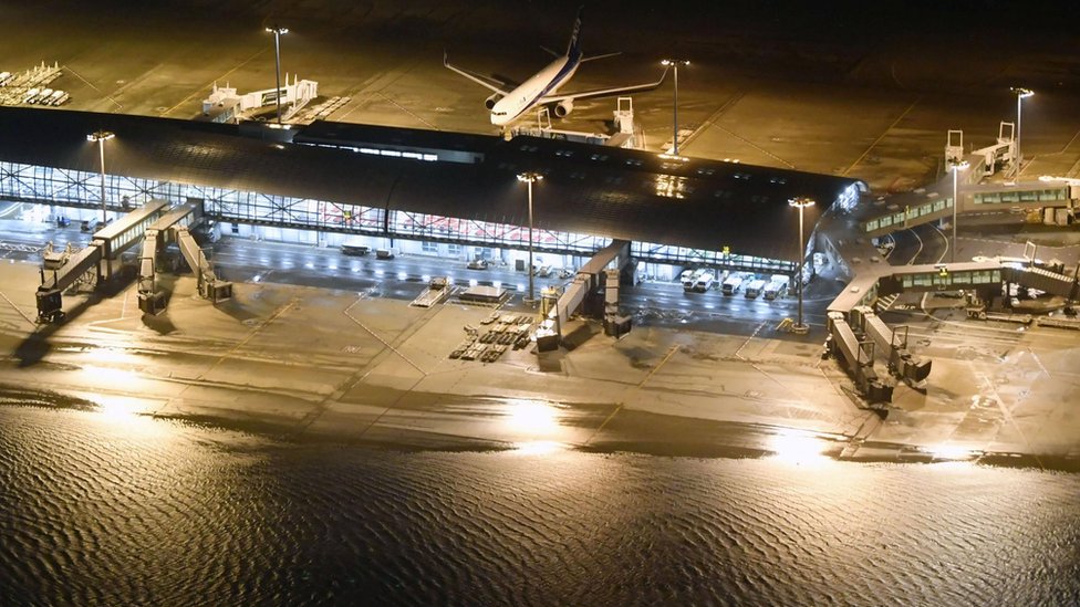 Poplave su pokrile i pistu na aerodromu Kansai internešnal u Osaki, koja je izgrađena na veštačkom ostrvu u uvali.