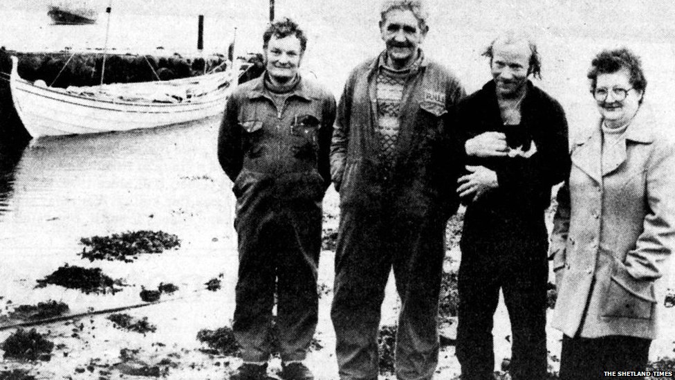 Коксвейн Уилберт Кларк, Джеймс Мэнсон, Уве Джонсен и его кошка Джессика и Кэрри Мэнсон на Шетландских островах в 1984 году