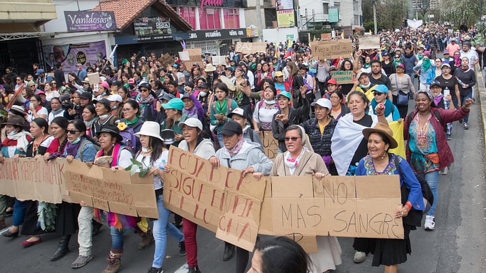 Женщины маршируют по улицам Кито, прося мира и отменяя экономические меры, принятые Лениным Морено 12 октября 2019 года в Кито