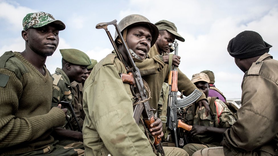 Солдаты Демократической Республики Конго сопровождают медицинских работников