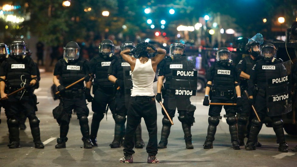 Столкновение полиции с протестующими во время демонстрации в Шарлотте, Северная Каролина, 21 сентября