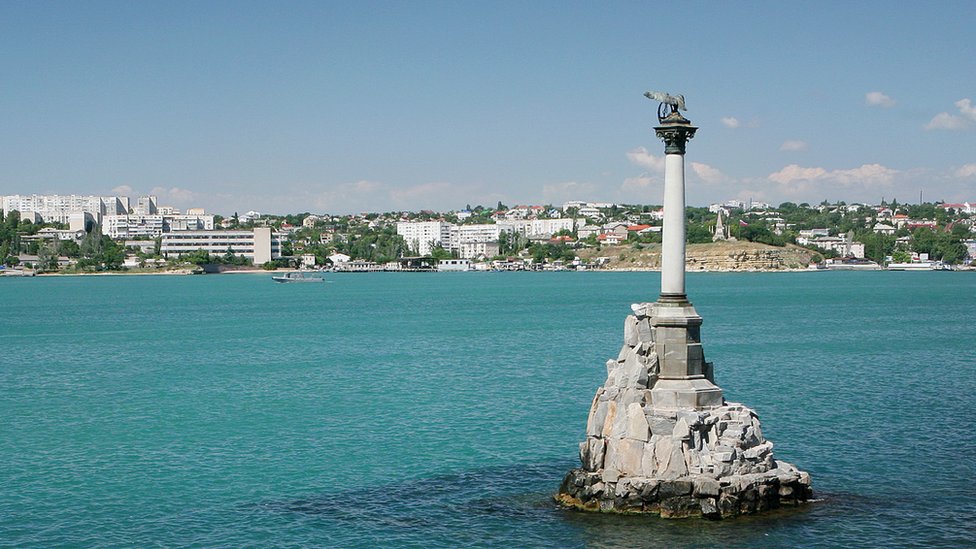 Пам'ятник затопленим кораблям у Севастополі