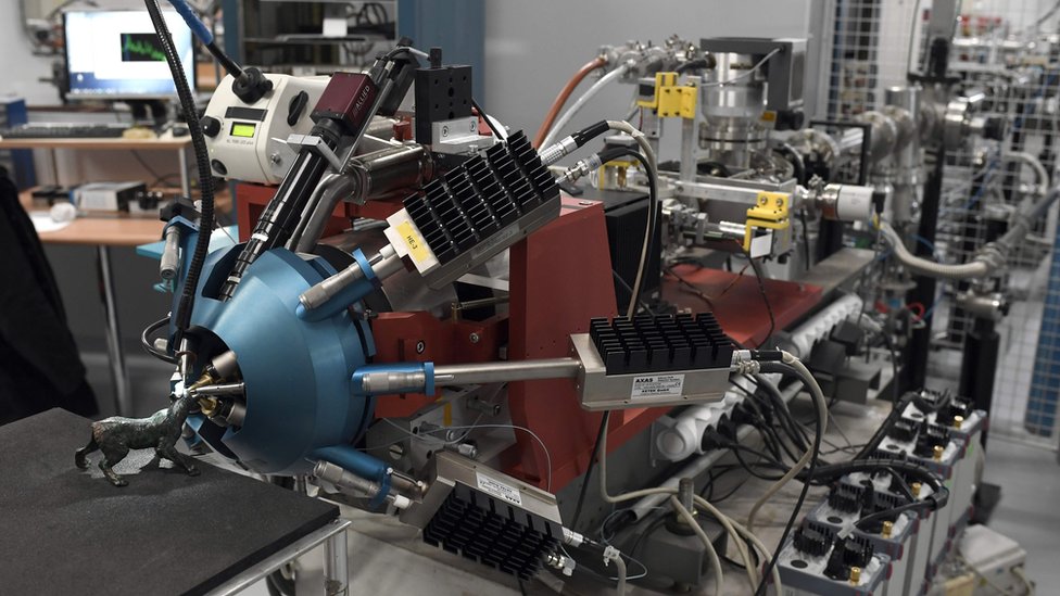 El acelerador de partículas se encuentra en uno de los subsuelos del Louvre y puede funcionar las 24 horas. Acelerador de partículas.