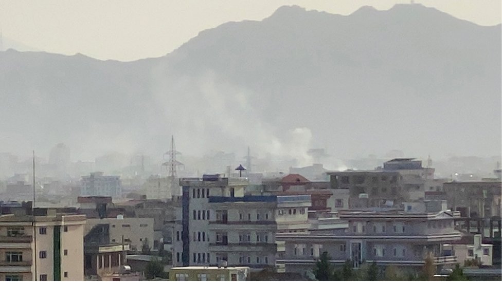 أفغانستان تحت حكم طالبان: من المسؤول عن آخر تفجير هز كابل قبل الانسحاب الأمريكي بيومين؟ 2 انتشار الدخان فوق موقع الانفجار قرب مطار حميد كرزاي في كابل