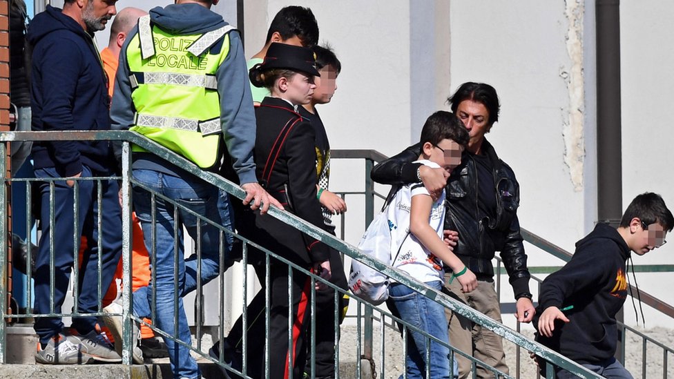 Siswa pulang bersama orang tua mereka setelah diselamatkan dari bus yang dibajak di Milan, Italia.