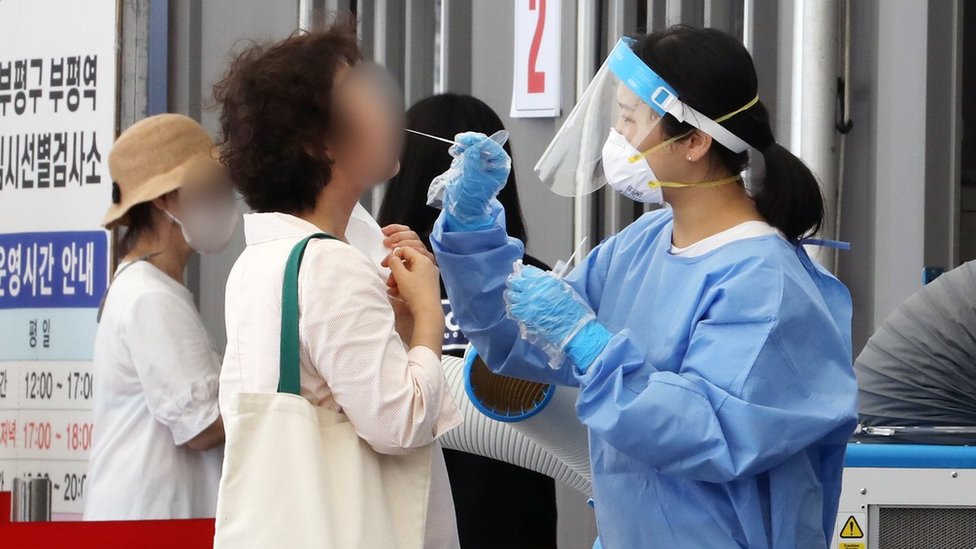 코로나19: '샤이 코로나' 우려에…무료 검사・진료소 확대한다 - BBC News 코리아