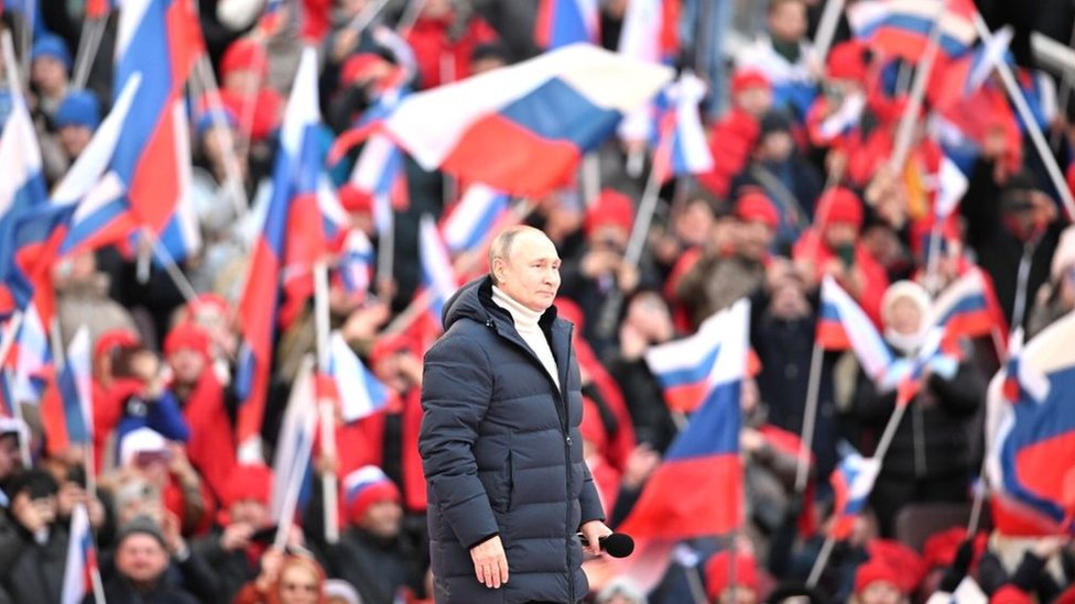 Vladimir Putin junto a sus partidarios.