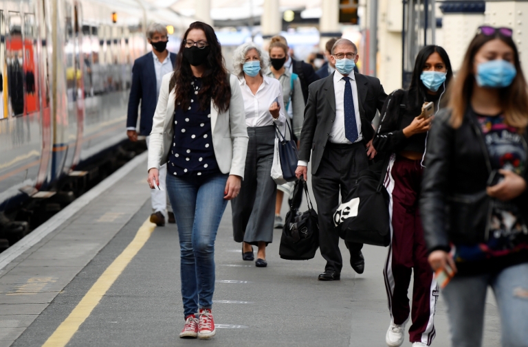Personas con máscaras en Londres.