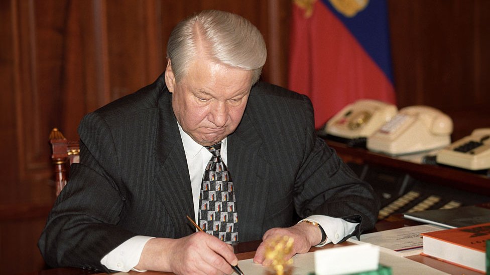 Boris Yeltsin firma su renuncia a la presidencia de Rusia