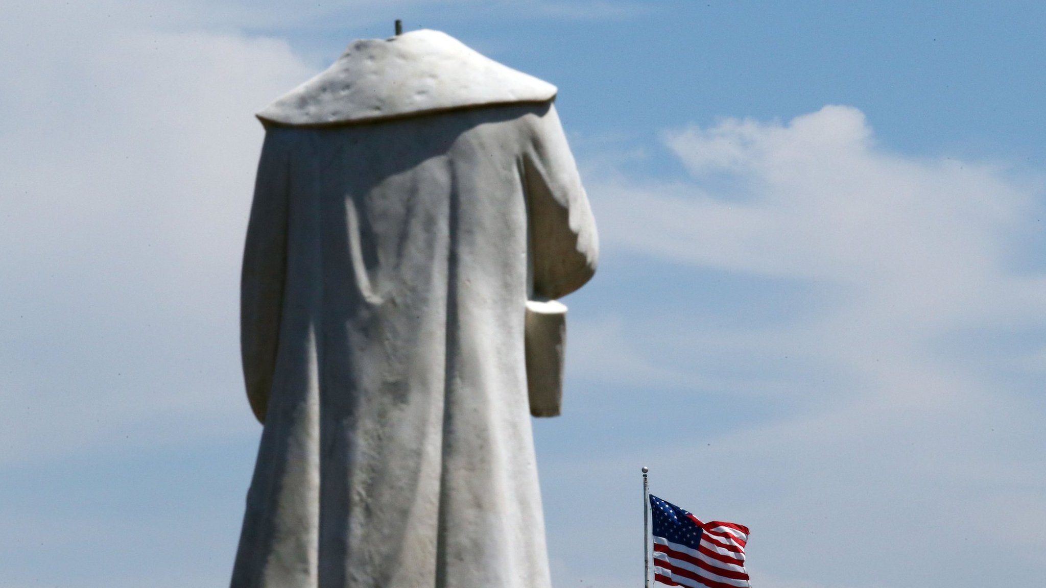 شهدت عدة ولايات أمريكية تخريب عدد من تماثيل كولومبوس