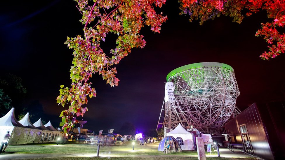 Телескоп Ловелла освещен для фестиваля Bluedot 2018 (c) Кристофер Фостер