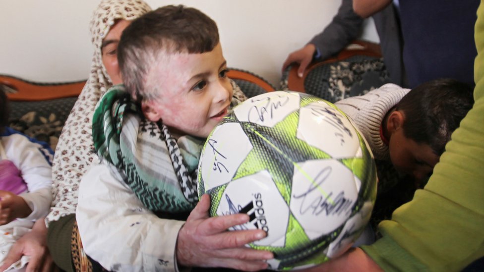Ахмед Давабша держит футбольный мяч, когда навещает своих родственников в 2016 году