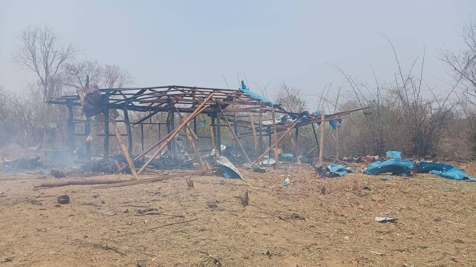 Restos quemados de una estructura civil en la aldea Pa Zi Gyi de Myanmar
